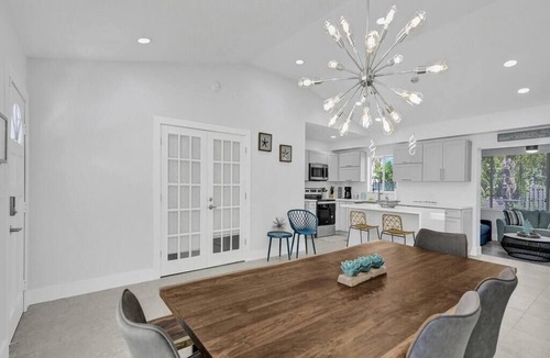 Lake Ridge House | Luxury & Comfy Pool Getaway ~ Mins to Beaches & DT
