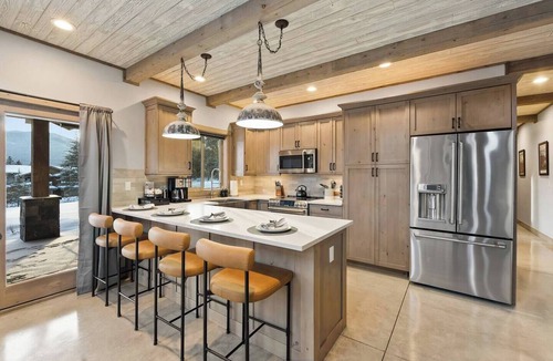 Coram House | Luxury Condo/3m to GNP/Hot Tub