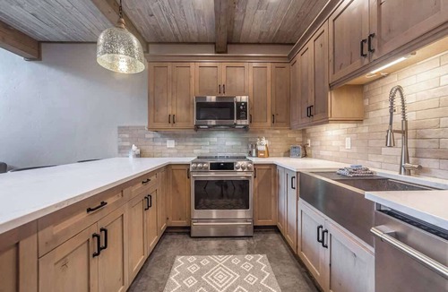 Coram Condo | Luxury Condo Private Hot Tub Mtn Views 7 mi to GNP