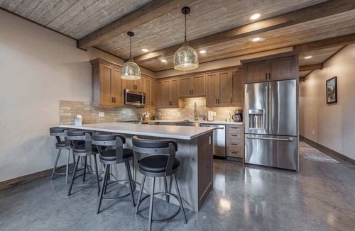 Coram Condo | Luxury Condo Private Hot Tub Mtn Views 7 mi to GNP