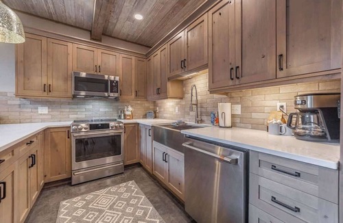 Coram Condo | Luxury Condo Private Hot Tub Mtn Views 7 mi to GNP