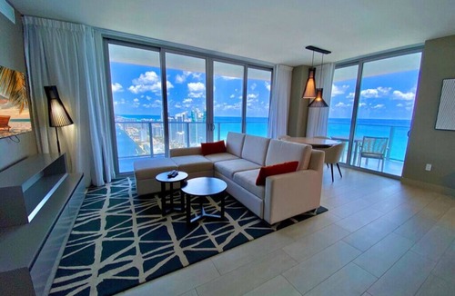 Hollywood South Central Beach Condo | Luxury Condo w/JACUZZI & AMENITIES