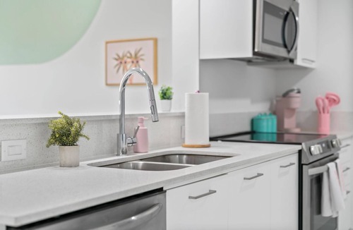 Parkside Condo | Luxury Girls Getaway | Downtown Hollywood | Private Pool | Near Beach