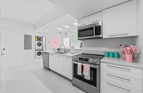 Parkside Condo | Luxury Girls Getaway | Downtown Hollywood | Private Pool | Near Beach