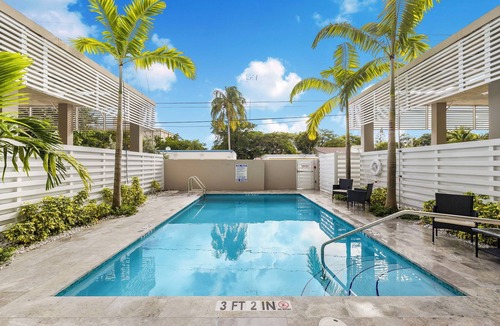 Parkside Condo | Luxury Girls Getaway | Downtown Hollywood | Private Pool | Near Beach