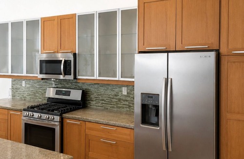 Van Nuys House | Luxury group 4 Bedroom Villa 2 Kitchens, 2 Laundry Areas Resort style Pool 14 pp