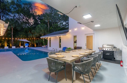 Edgewood Villa | Luxury Heated Huge Pool Gameroom Designer Villa