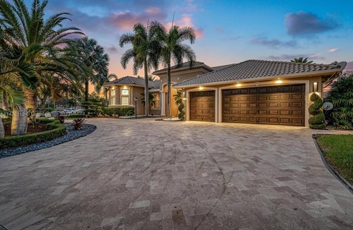 Towngate House | Luxury Home In Pembroke Pines 3 Bedroom With New Pool Renovated Modern