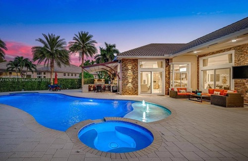 Towngate House | Luxury Home In Pembroke Pines 3 Bedroom With New Pool Renovated Modern