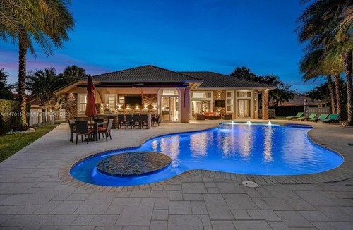 Towngate House | Luxury Home In Pembroke Pines 3 Bedroom With New Pool Renovated Modern