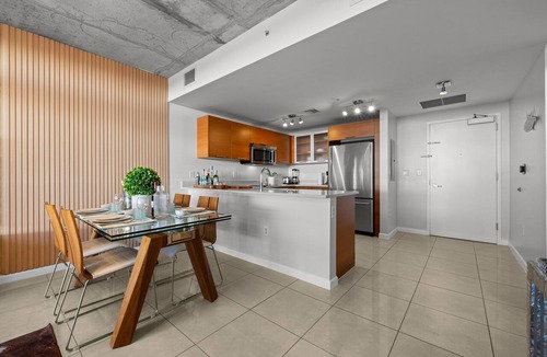Midtown Condo | Luxury! King-size Bed, free Parking, Drink-Bar, BBQ, Rooftop Pool, Gym.
