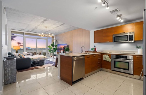 Midtown Condo | Luxury! King-size Bed, free Parking, Drink-Bar, BBQ, Rooftop Pool, Gym.