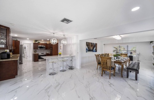 Lake Worth House | LUXURY Lake house-5 BD, 5 BA, Pool, Hot-Tub, Grill, Mini Golf and Tiki Hut