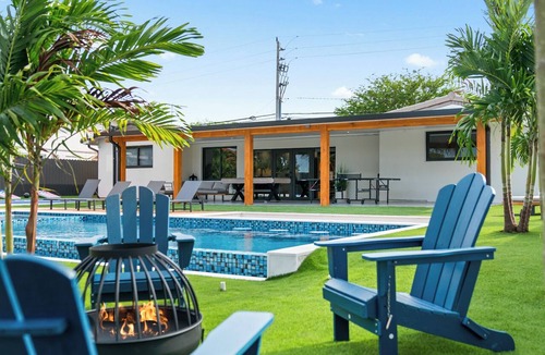Miami Gardens Hotel | Luxury Lakeview Home w/Pool, Spa, Golf & Basketball 6BR