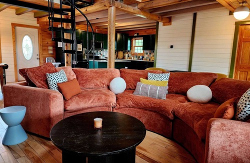 Logan Cabin | Luxury Lodge Sleeps 26︱Pool Pond Hot Tub