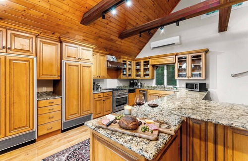 Ellicottville Cabin | Luxury Log Chalet w/Hot Tub, Games Room & Hill Views ⛰️ - Close to Town!