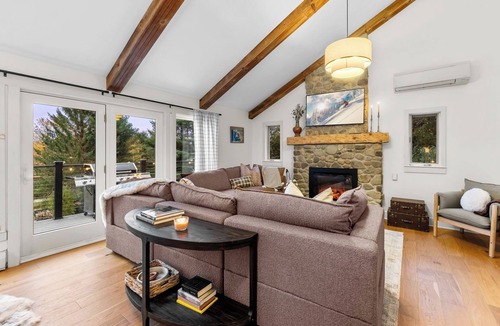 Ellicottville Cabin | Luxury Log Chalet w/Hot Tub, Games Room & Hill Views ⛰️ - Close to Town!