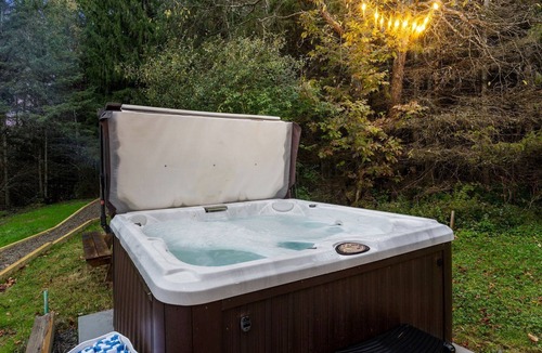 Ellicottville Cabin | Luxury Log Chalet w/Hot Tub, Games Room & Hill Views ⛰️ - Close to Town!