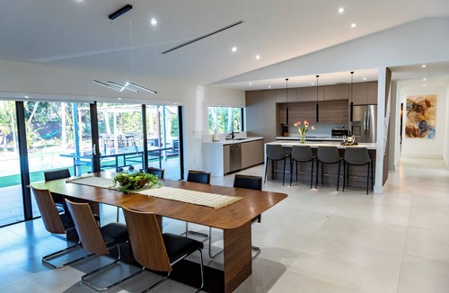 Richmond West House | Luxury Oasis Pool, Pickleball & BBQ/10 min Zoo