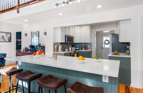 Chestnut Springs House | ​Luxury Oasis w/outdoor lounge! Hiking, lakes, brew trails & golf. Pet friendly!