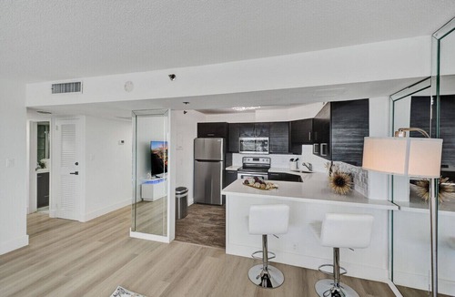 Mid Beach Apartment | Luxury Ocean View Condo/Beach Service/1521