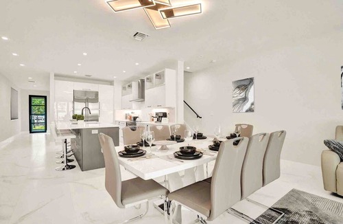 Colee Hammock House | Luxury Paradise Walk to Las Olas -5 Mins to Beach