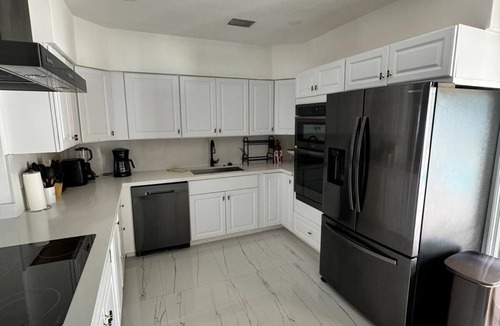 Edgewood House | Luxury Pool Oasis Sleeps 17, Near Airpt & Beach