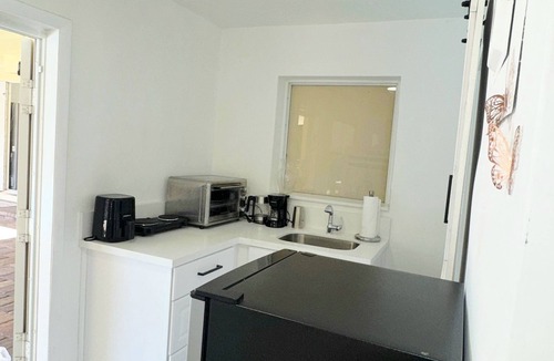 Edgewood House | Luxury Pool Oasis Sleeps 17, Near Airpt & Beach