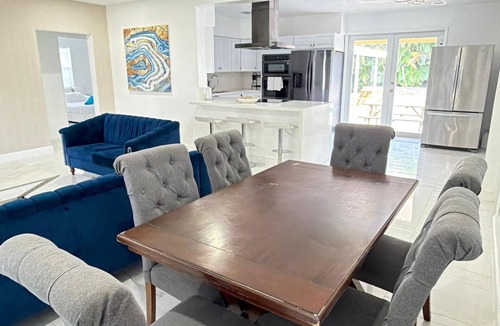 Edgewood House | Luxury Pool Oasis Sleeps 17, Near Airpt & Beach