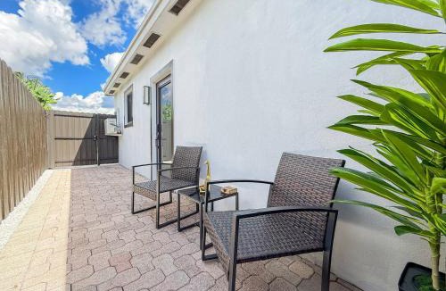 Miramar House | Luxury Private Studio King Bed Free Parking