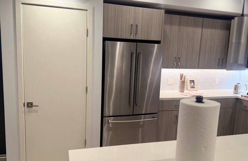 The Flats Apartment | Luxury Retreat Near Beverly Hills — EV Parking + King Bed