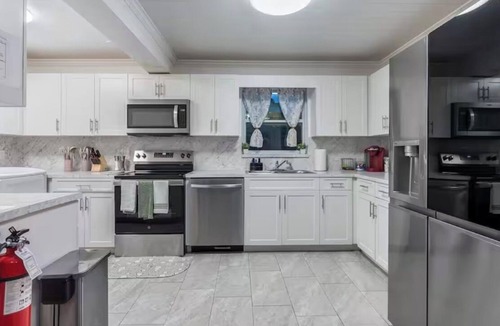 North Andrews Gardens House | Luxury Retreat Pool, Spa, Near Ocean
