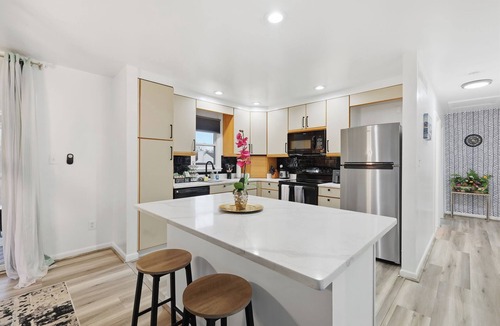 Cape Saint Claire House | Luxury Retreat with Firepit + Basement Bar + Putting Green, Downtown 10 Min