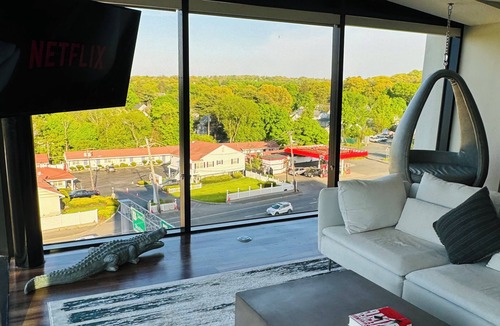 Saugus Condo | Luxury Skyline Penthouse - 1 Bedroom condo