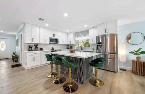Dania Beach House | Luxury Spa/Golf Villa with Pool Table!