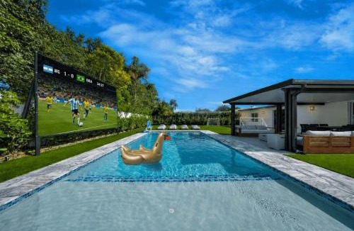 Biscayne Park House | Luxury Villa Alana Private Pool Movie Theatre