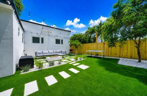 Buena Vista Villa | Luxury Villa Allegra 5BR Steps to Wynwood
