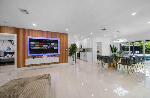 Golden Glades House | Luxury Villa Solara w Heated Pool Hot Tub BBQ