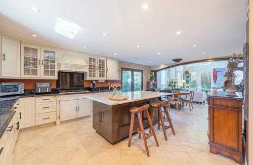 Palms House | Luxury Westside LA Retreat w/Heated Saltwater Pool, Spa & Walk to Trader Joe’s
