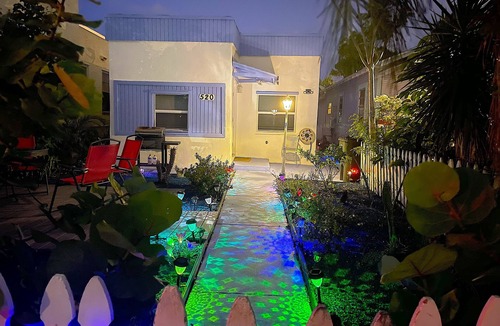 Parrot Cove Cottage | LW Historic District. 1.5 mi to beach. Pet friendly!