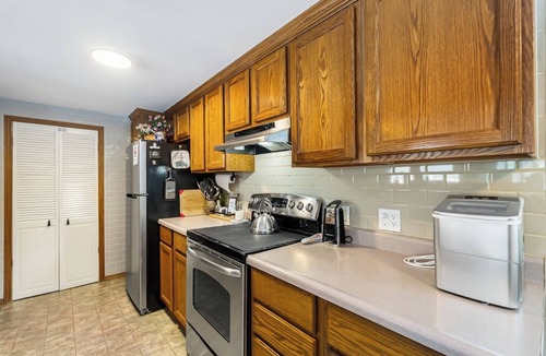 Boundary County House | MacArthur Lakefront Sunroom Sleeps 6