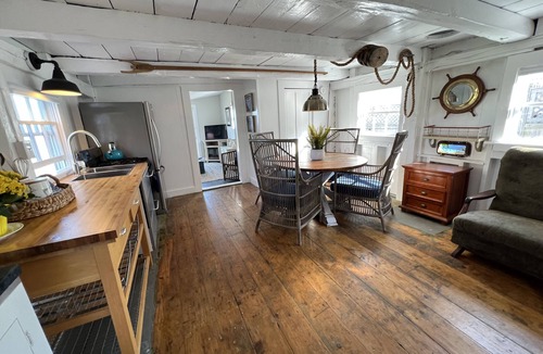 Commercial Street Cottage | Magical Beachfront Cottage