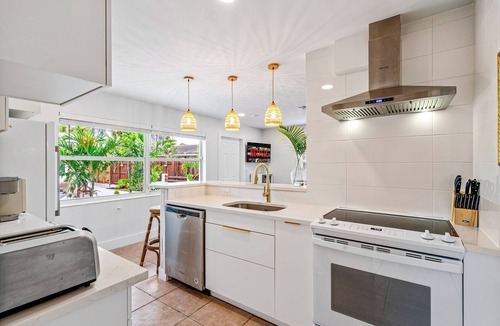 South Middle River House | Magical Garden House With Beautiful Heated Pool