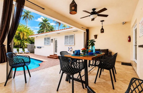 South Lake Villa | Magnificent Villa by Lake near Hollywood Beach