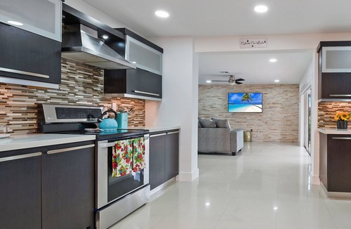 Richmond West House | Majestic Mansion w/Games/BBQ/Playground & H. Pool