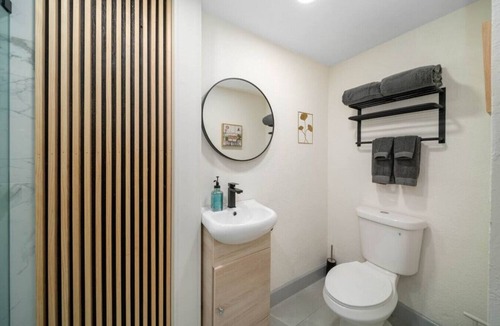Victoria Park Apartment | Mango Lovers Zen Beach Retreat w/Hot Tub