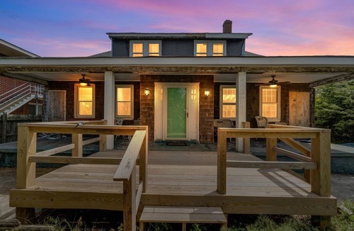 Willoughby Spit Cottage | Manor and Mutts #1 (4-Bedroom Cottage) - Pets Allowed by RedAwning