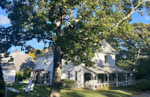 East Chop House | Martha’s Vineyard 7 Bedroom Vintage Home! 15 min walk to beaches and Oak Bluffs!