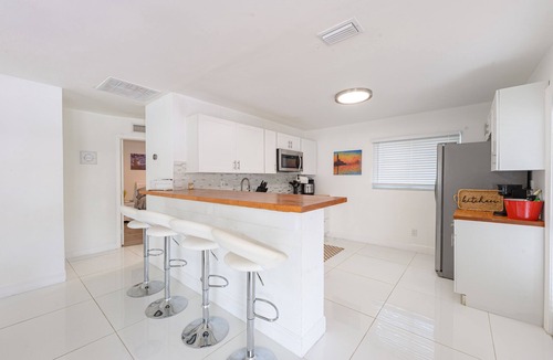 Dania Beach Apartment | Marvelous 2-bedroom apartment with AC in Dania Beach