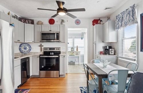 Issue Cottage | Maryland View. Charming 2-bedroom cottage, water view, walk to beach/boardwalk.
